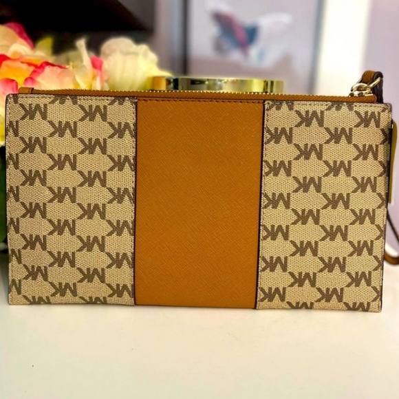 Michael Kors Signature Style Large Zip Clutch w/ Center Stripe NWT - Picture 3 of 5